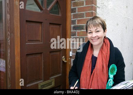 Caroline Lucas futur député, leader du parti Vert et députée européenne faisant campagne à Brighton avant l'élection générale de 2010. Banque D'Images