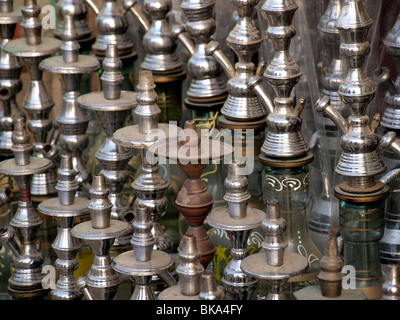 Rangées de Pipes Pre-Fumess Hookahs shisha ou chichas sur l'affichage à El Qseir Egypte Mer Rouge Banque D'Images