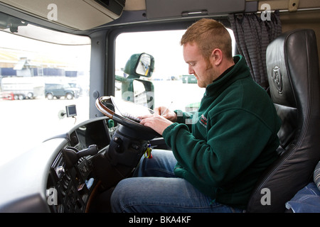 Un chauffeur routier modification d'une carte tachygraphe dans son taxi Banque D'Images