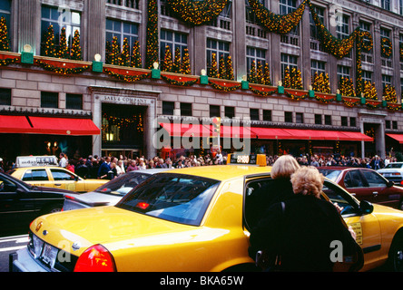 Taxi et shoppers en face de Saks Fifth Avenue, New York City, États-Unis (vintage) Banque D'Images