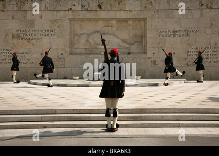 La modification de la Garde côtière canadienne Evzones devant le Tombeau du Soldat inconnu à la place Syntagma à Athènes, Grèce. Banque D'Images