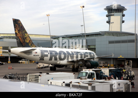Frontier Airlines avion à l'aéroport international Newark Liberty Banque D'Images