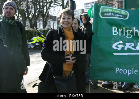 Caroline Lucas futur député, leader du parti Vert et députée européenne faisant campagne à Brighton avant l'élection générale de 2010. Banque D'Images