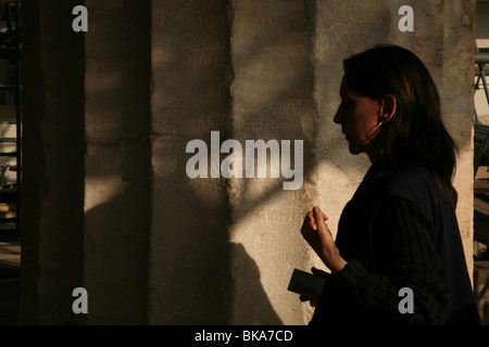 Un graffiti sur une colonne de marbre du Propylaea dans l'acropole d'Athènes en Grèce. Banque D'Images