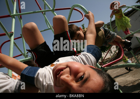 Enfants jouant dans le jardin d'enfants à Boukhara, Ouzbékistan. Banque D'Images