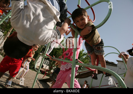 Enfants jouant dans le jardin d'enfants à Boukhara, Ouzbékistan. Banque D'Images