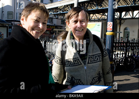 Caroline Lucas futur député, leader du parti Vert et députée européenne faisant campagne à Brighton avant l'élection générale de 2010. Banque D'Images