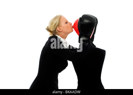 Portrait of a young caucasian businessman wearing boxing gloves air agressif et d'embrasser un mannequin Banque D'Images