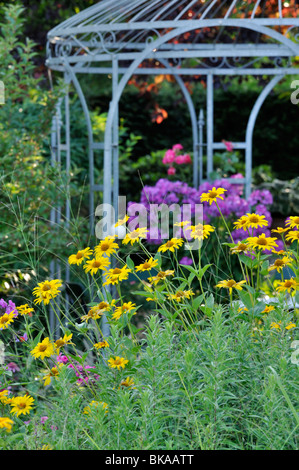 Heliopsis helianthoides false (tournesol) en face d'un pavillon de jardin. design : Marianne et detlef lüdke Banque D'Images