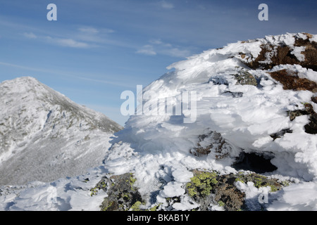 Sentier des Appalaches - Le givre blanc sur le sommet de la petite botte de montagne dans les Montagnes Blanches du New Hampshire, USA Banque D'Images