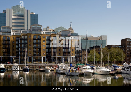 Bateaux amarrés au quai St Katherines à Londres Banque D'Images