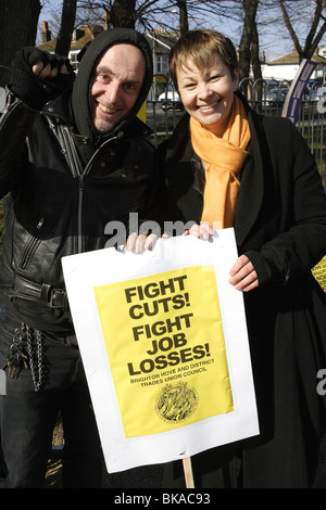 Caroline Lucas futur député, leader du parti Vert et députée européenne faisant campagne à Brighton avant l'élection générale de 2010. Banque D'Images