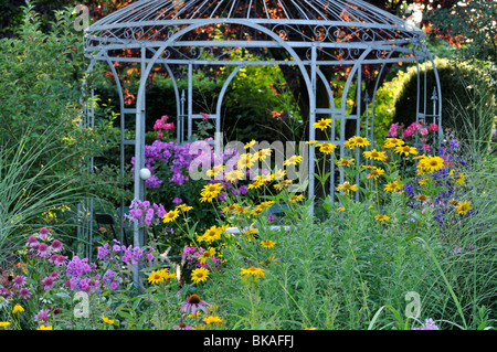 Jardin phlox (phlox paniculata) et false (tournesol Heliopsis helianthoides) en face d'un pavillon de jardin. design : Marianne et detlef lüdke Banque D'Images