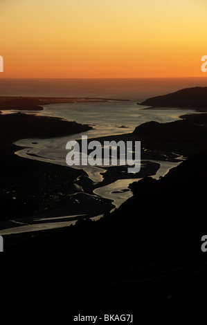 Coucher de soleil sur l'estuaire de Mawddach à Barmouth vers l'Atlantique et l'Oceon Banque D'Images