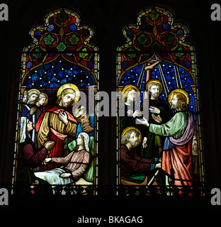 L'église paroissiale de St Peter Walton on the Hill Surrey England Vitraux Banque D'Images