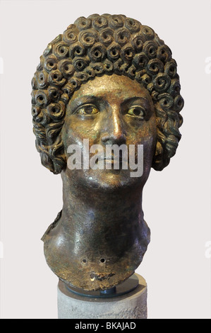 Buste en bronze tête de dame romaine de membre de famille Flavii 1er siècle de notre ère dans la région de Museo di Santa Giulia Brescia Italie Banque D'Images