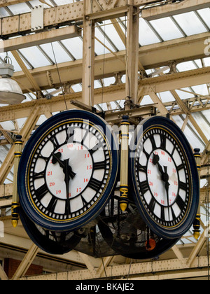 L'horloge suspendue - célèbre comme un lieu de rencontre / monument - dans le hall / salle de billets à la gare de Waterloo. London UK. Banque D'Images