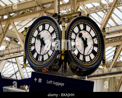 L'horloge suspendue - célèbre comme un lieu de rencontre / monument - dans le hall / salle de billets à la gare de Waterloo. London UK. Banque D'Images