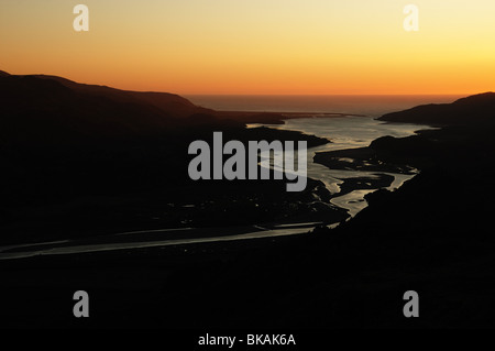 Coucher de soleil sur l'estuaire de Mawddach à Barmouth vers l'Atlantique et l'Oceon Banque D'Images