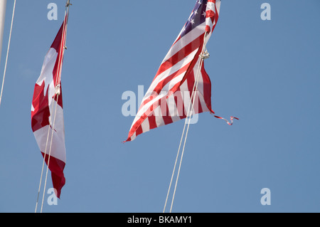 Des drapeaux américains et canadiens en volant dans la brise Banque D'Images