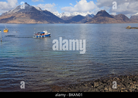 Ile de Skye - voyage en bateau laissant Elgol pour voir des monts enneigés des montagnes Cuillin sur le Loch Scavaig sur une belle journée de printemps Banque D'Images