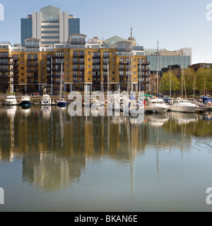 Bateaux amarrés au quai St Katherines à Londres. Photo par Gordon 1928 Banque D'Images