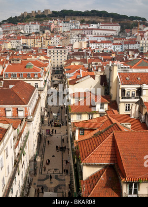 Rua Santa Justa Vue vers le bas du niveau supérieur de l'Elevador de Santa Justa, Lisbonne Portugal Banque D'Images