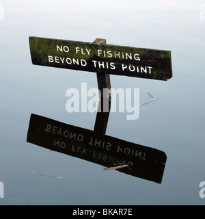 Panneau disant 'No Fly Fishing au-delà de ce point' à Hillsborough Lake en Irlande du Nord Banque D'Images