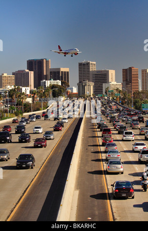 La circulation sur l'autoroute Interstate 5 à l'avion de ligne en approche finale à l'aéroport-San Diego, Californie, USA. Banque D'Images