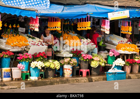Les vendeurs de fleurs à la place de marché, près de Chinatown et de la rivière Ping, Chiang Mai, Thaïlande. Banque D'Images
