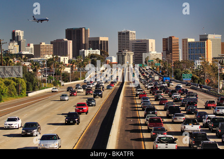 La circulation sur l'autoroute Interstate 5 à l'avion de ligne en approche finale à l'aéroport-San Diego, Californie, USA. Banque D'Images