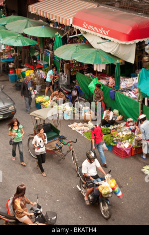 Les vendeurs de marché dans une rue près de Chinatown et de la rivière Ping, Chiang Mai, Thaïlande. Banque D'Images