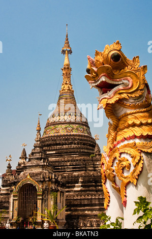 Wat Chetawan temple bouddhiste, Chiang Mai, Thaïlande, avec guardian Chinthe et style birman chedi. Banque D'Images