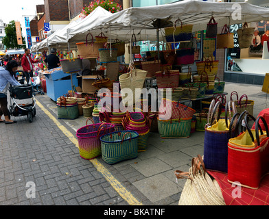 Surrey Angleterre Sutton marché français des sacs tissés vendu Banque D'Images