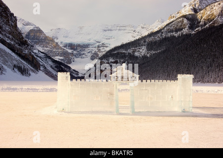 Sculpture sur glace Château Lake Louise en hiver, le parc national Banff, Alberta, Canada Banque D'Images