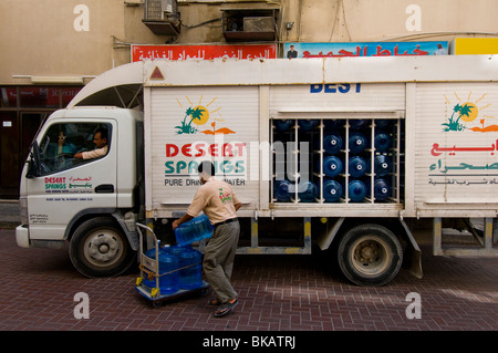 Livraison d'eau embouteillée Dubai Banque D'Images