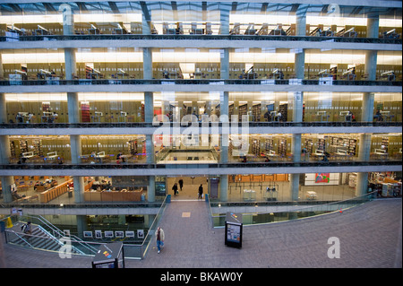 À l'intérieur de la Bibliothèque publique de Vancouver conçu par Moshe Safdie, Vancouver British Columbia Canada Banque D'Images