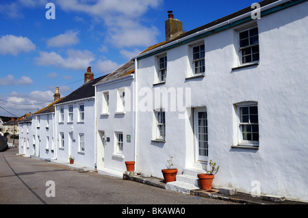 Une rangée de cottages blancs à porthleven dans Cornwall, uk Banque D'Images