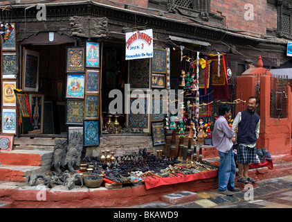 Amis parler à l'extérieur d'un magasin à Durbar Square, Katmandou, Népal. Banque D'Images