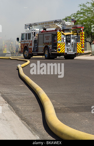 Les pompiers répondent à l'incendie d'une maison dans un quartier résidentiel Banque D'Images