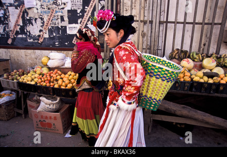 Un Latso Ze um Mo Suo minorité, avec ami aller faire les courses au marché du village Yongning, Province du Yunnan, Chine Banque D'Images