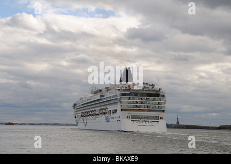 Norwegian Dawn dans le port de New York. Banque D'Images