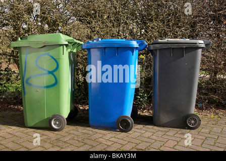 Trois wheelie bins vert bleu et noir pour la collecte de déchets domestiques. Banque D'Images