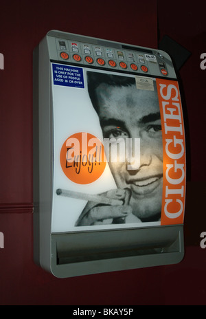 Distributeur automatique de cigarettes, England, UK Banque D'Images