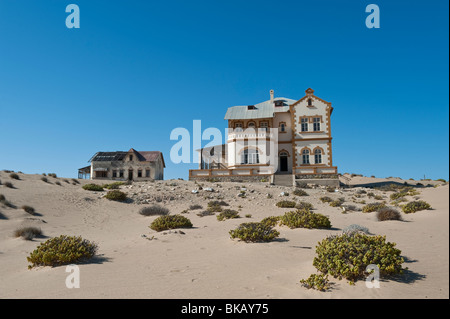 Vue sur le Minenverwalter et Buchhalter Maisons du dunes de sable, Kolmanskop Ghost Town près de Lüderitz, Namibie Banque D'Images