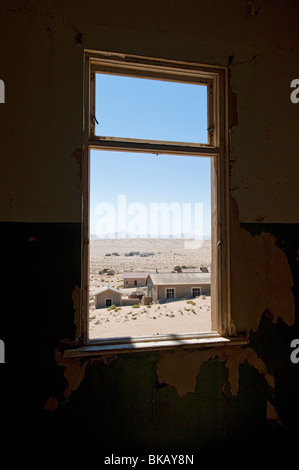 Vue du théâtre, salle de bal et Casino à partir de la maison Quartiermeisters, Kolmanskop Ghost Town près de Lüderitz, Namibie Banque D'Images