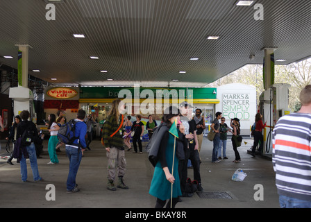 Parti des militants sur le parvis d'une station essence BP dans la région de Shepherd's Bush au cours d'une manifestation contre l'industrie des sables bitumineux. Banque D'Images