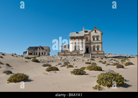 Vue sur le Minenverwalter et Buchhalter Maisons du dunes de sable, Kolmanskop Ghost Town près de Lüderitz, Namibie Banque D'Images