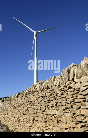 Moulins électriques avec un mur de maçonnerie sur l'avant en milieu rural Banque D'Images