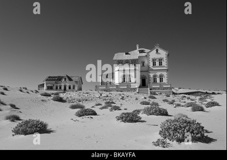 Vue sur le Minenverwalter et Buchhalter Maisons du dunes de sable, Kolmanskop Ghost Town près de Lüderitz, Namibie Banque D'Images